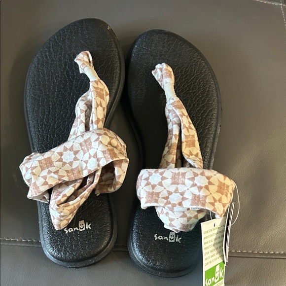 Sanuk Black and cream yoga mat  Sandals - Picture 1 of 2